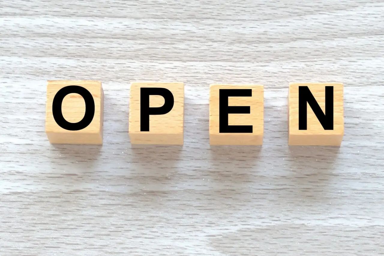 OPENの木のブロック